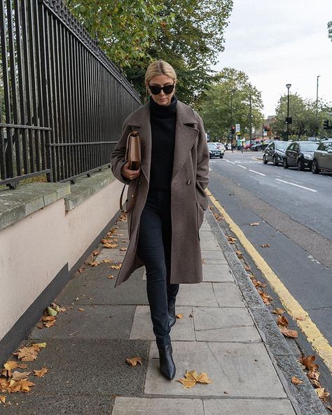 Fall outfit - taupe grey coat and Celine box bag Black Jumper Outfit Winter, Black Heel Boots Outfit, Black Romper Outfit, Heels Boots Outfit, Emma Hill, Pijamas Women, Boots Outfit Ankle, Look Casual Chic, Jumper Outfit