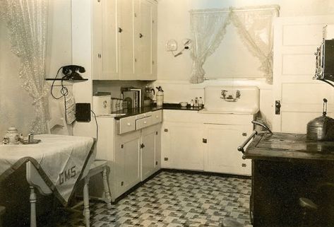 Living in the Thirties: 12 Amazing Found Photos Depict What House Interior Looked Like in the 1930s ~ vintage everyday 1930 Farmhouse Decor, 1930 Interior Design 1930s House Vintage Kitchen, 1940s Farmhouse Interior, Kitchen 1930s House, 1940s House Decor, 1930s Home Decor Vintage, 1930s House Interior Design, 1920 House Interior Ideas Vintage, 1930’s Decor