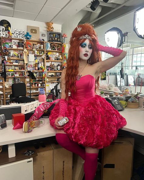 ･ﾟ: *✧ Chappell Roan ✧*:･ﾟ (@chappellroan) • Fotos e vídeos do Instagram Divas Pop, Tiny Desk, Hallowen Costume, Chappell Roan, Halloween Inspo, Music People, Girls Dream, Halloween Outfits, Concert Outfit