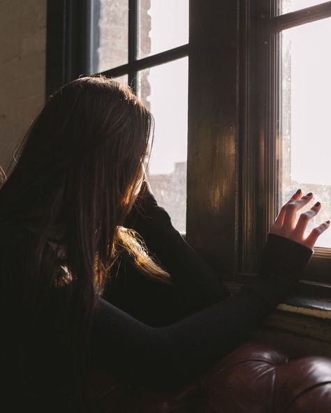 Jolie Photo, 영감을 주는 캐릭터, Girls Dp, Window Sill, The Window, Aesthetic Photography, Stylish Girl, Ulzzang Girl, Photo Poses