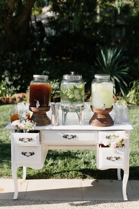 Outdoor Wedding Beverage Station, Backyard Drink Station, Wedding Beverage Stations Rustic, Vintage Bar Wedding, Wedding Beverage Stations, Wedding Drinks Station, Reception Drink Station, Wedding Drink Station Ideas, Classy Outdoor Wedding