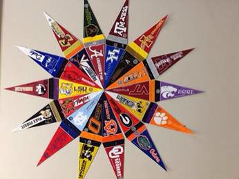 A cute way to display my small college pennants. Pennant Display Ideas, College Advisor Office Decor, College Pennant Display Bulletin Boards, Sports Pennant Display, College Pennant Display, Diy Team Pennant, Pennant Display, Vintage Baseball Decor, College Advisor