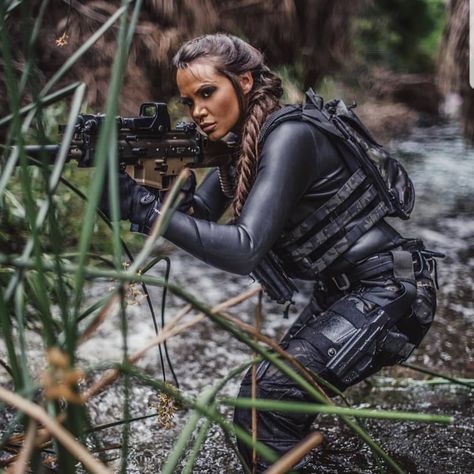 Jack O'neill auf Instagram: „@samantha_r_bonilla“ Lara Croft Cosplay, Fighter Girl, Female Outfits, Multicam Black, Ghost Recon, Wet Suit, Army Women, Female Soldier, Military Girl