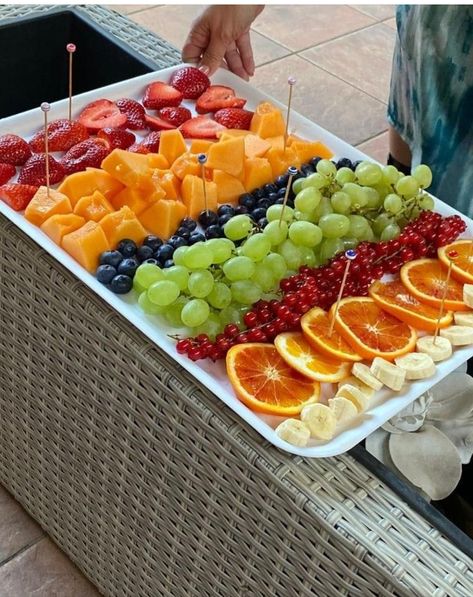 Fruit Salad Decoration Ideas, Fruit Platter Ideas Party, Christmas Candyland, Amazing Food Platters, Fruit Platter Designs, Decorações Com Comidas, Christmas Decorations Outdoor, Christmas Decorations Diy, Amazing Food Decoration