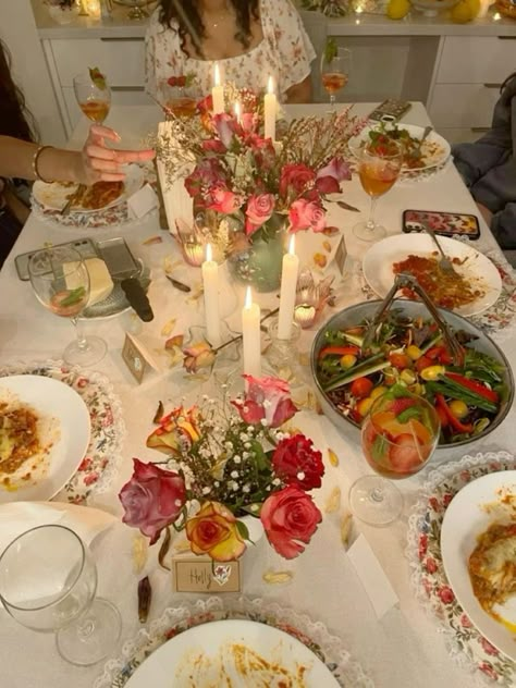 Friend Dinner Party Aesthetic, Dinner Party Birthday Aesthetic, Winter Birthday Dinner Party, Seventeenth Birthday Aesthetic, Dinner Parties With Friends, Birthday Dinner Party Food, Seventeenth Birthday Ideas, Birthday Dinner At Home Ideas, Friends Birthday Aesthetic