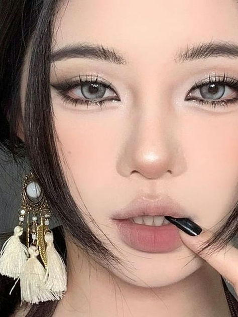 Smokey eye makeup look: matte nude Chinese Smokey Eye Makeup, Smokey Eye Makeup Korean, Smoky Douyin Makeup, Cool Toned Douyin Makeup, Grey Douyin Makeup, Smokey Douyin Makeup, Douyin Smokey Makeup, Douyin Smokey Eye, Doying China Makeup