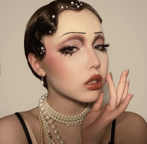 Gatsby Makeup, Flapper Makeup, 20s Makeup, Matte Make Up, 1920s Makeup, Vintage Makeup Looks, Mekap Mata, 20 Makeup, Drag Make-up