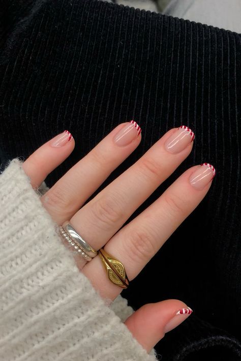 Gel Nails Inspo Christmas, Cute Nails Short Christmas, Short Nail For Christmas, Square Acrylic Nails Short Christmas, Cute Christmas Nails Acrylic Short Square, Nail Short Christmas, Christmas Minamilist Nails, Square Nails Short Christmas, Xmas Nails For Short Nails