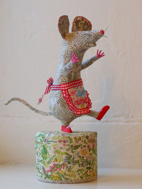 paper mache mouse Paper Mache Projects, Paper Mache Dolls, Paper Mache Animals, Paper Mache Clay, Paper Mache Sculpture, Paper Mache Art, Paper Mache Crafts, Art Things, Papel Mache