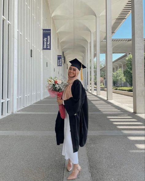 Graduation Outfit Ideas White, High School Graduation Outfit Ideas, Hijabi Graduation Outfits, Convocation Outfit Graduation, Modest Graduation Outfit, Graduation Outfit Ideas Hijab, Convocation Photography, Convocation Outfit, Cute Graduation Outfits