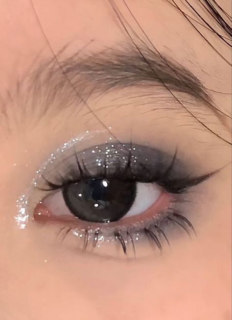 Concert Simple Makeup, Glitter Eye Looks Simple, Christmas Makeup Silver, Eye Makeup Silver Glitter, Silver Simple Makeup, Simple Silver Eyeshadow, Dark Glittery Makeup, Silver Makeup Simple, Makeup For Silver Jewelry