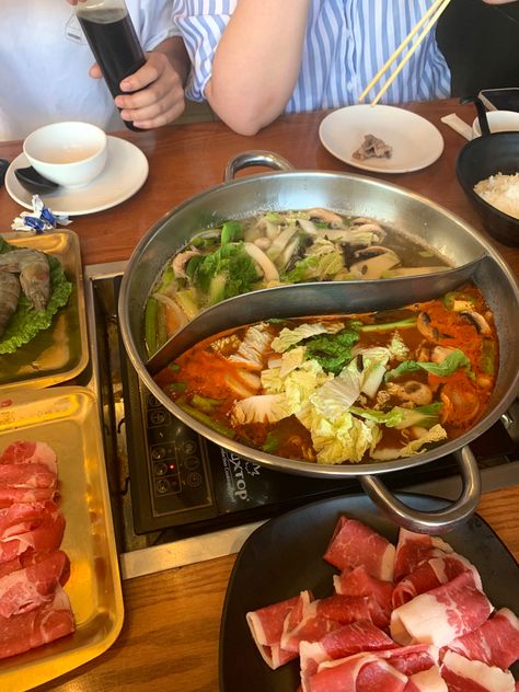 Korean Food Hot Pot, Essen, Hot Pot Chinese, Hot Pot Outfit, Kbbq Korean Aesthetic, Hot Pot Aesthetic, Korean Hot Pot, Group Hangout, Chinese Hot Pot