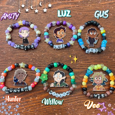 ✨Ready to go on an adventure with Luz and crew?✨ Then these bracelets are perfect for you! Each bracelet is stretchy enough to fit an average sized wrist. However, if a bigger or smaller size is needed, please contact me when placing your order! Have any further questions? Ask away, I'm an open book of information!  It is recommended you don't get these bracelets wet. ❗️DISCLAIMER: I own nothing but the patterns/designs of these bracelets. All other rights go to their respective owners. Easy Kandi Bracelets, Owl House Bracelet Ideas, Group Bracelets, Duo Bracelet Ideas, Beads Jewelry Ideas, Owl House Bracelet, The Owl House Friendship Bracelet, Owl House Kandi, Things To Make For Your Best Friend