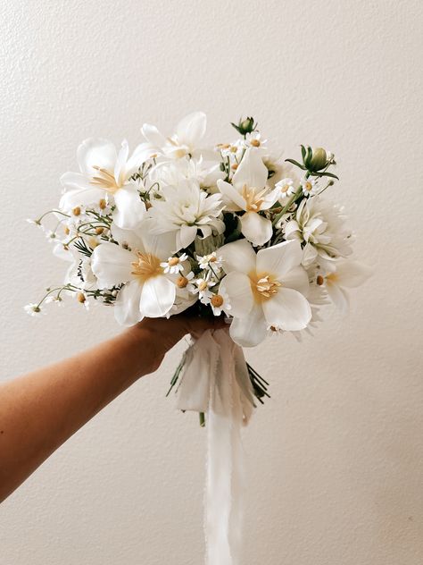 Minimalist Hand Bouquet, Intimate Wedding Bouquet, Wedding Bouquet Minimal, Simple Modern Bouquet, Minimalist Wedding Flowers Bouquets, Minimalistic Wedding Bouquet, Korean Bridal Bouquet, Micro Wedding Bouquet, Minimalist Wedding Aesthetic