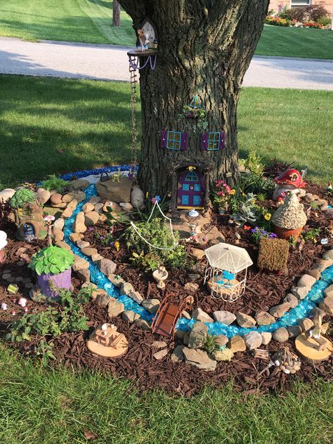 Yard decor Kids Fairy Garden, Fairytale Garden, Funny Vine, Fairy Garden Ideas, Gnome Door, Fairy Village, Fairy Garden Designs, Fairy Garden Crafts, Faeries Gardens