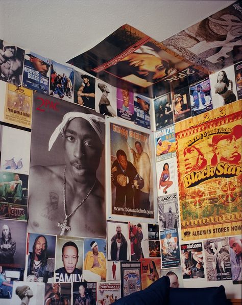 Room Dekoration, 90s Bedroom Aesthetic, Music Poster Prints, Rap Posters, 90s Room, Rap Culture, 90s Bedroom, Grunge Bedroom, Room Studio