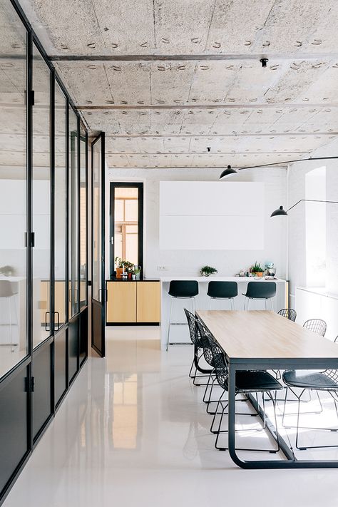 Industrial Style Table, Industrial Office Design, White Apartment, Office Architecture, Loft Office, Epoxy Floor, Industrial Loft, Design Industrial, Design Del Prodotto