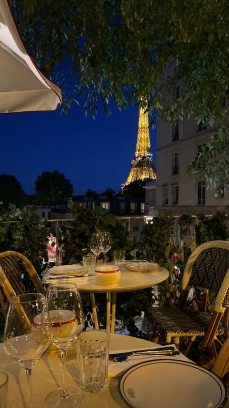 Girafe Restaurant Paris Night, Paris Cafes Aesthetic, Rich Paris Aesthetic, Working In Paris, Paris Asthetics Photos, Paris Night Out, Paris Vision Board, Paris Clubs, Paris With Family