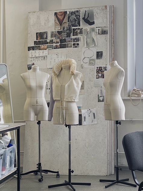 Fashion Designer School, Home Fashion Studio, Fashion Room Aesthetic, Fashion Designer Room, Fashion Designer Lifestyle, Fashion Design Aesthetic, Fashion Design Business, Sewing Aesthetic, Fashion Major