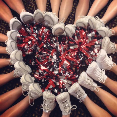 Cheerleading love, would also be cute with bows instead of poms Cheerleading Quotes, Cheerleading Poses, Cheerleading Stunts, Cheer Team Pictures, Pompon Diy, Cheer Photography, Cheerleading Coaching, Cheer Pics, Cheerleading Photos