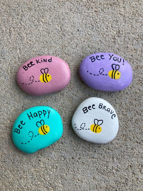 These cuties are hand painted and sealed with a finishing gloss. Not only are they perfect for your home but they make a great addition to your garden. This Bee-eautiful set is sure to put a smile on your face and also makes an amazing gift. Rocks Garden, Bee Rocks, Garden Rocks, Inspirational Rocks, Stones Garden, Garden Rock Art, Diy Rock Art, Story Stones, Art Pierre