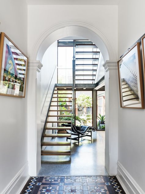 Photo 10 of 37 in Before & After: A Blighted Boarding House in Sydney Is Now an Adaptable Courtyard Home - Dwell Italian Modern Interior Design, Courtyard Home, Moroccan Riad, Modern Courtyard, Interior Design News, Wood Railing, Boarding House, Outdoor Fall Wedding, Interior Stairs