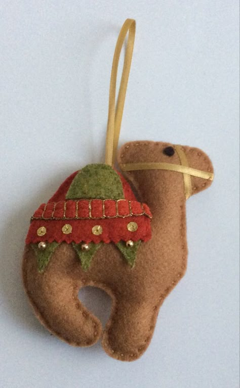 Camel Ornament Diy, Donkey Christmas Ornaments, Nativity Felt Ornament, Felt Nativity Ornaments, Felt Christmas Decorations Patterns Free, Baby Jesus Craft, Diy Felt Animals, Felt Giraffe, Mermaid Home Decor