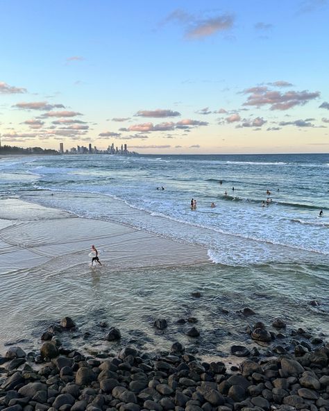 Australian Beach Aesthetic, Brisbane Australia Aesthetic, Australia Aesthetic, Houses By The Beach, Australian House, Sydney Travel, Burleigh Heads, Australia Travel Guide, Gold Coast Australia