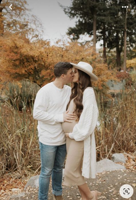 Fall Park Maternity Photos, Western Fall Maternity Outfits, Neutral Maternity Photos Outfit Ideas, Maternity Photo Shoot Ideas Casual, Simple Fall Maternity Pictures, Casual Maternity Photo Outfits, Fall Family Photos Pregnant, Fall Photoshoot Maternity, Sweater Maternity Photos