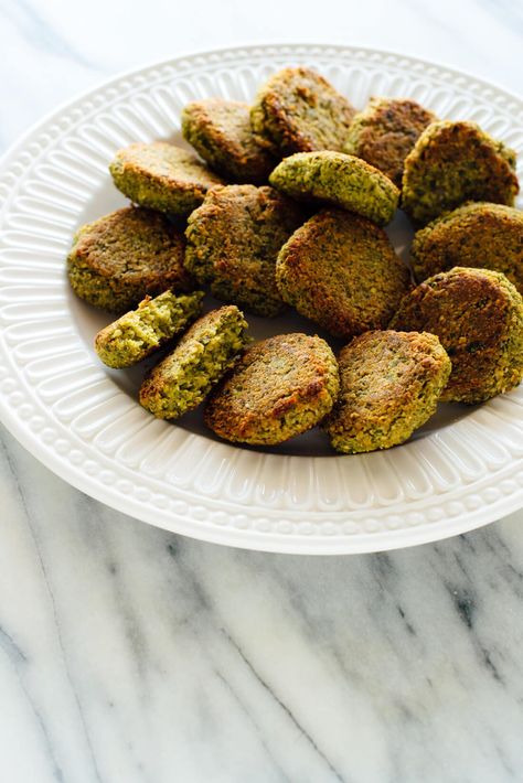 The BEST homemade falafel recipe! This falafel is crispy on the outside, fresh on the inside, and baked in the oven instead of fried! #falafelrecipe #bakedfalafel #crispyfalafel #healthyfalafel Tahini Dressing Recipe, Baked Falafel, Pita Sandwiches, Falafel Recipe, Falafels, Tahini Dressing, Tahini Sauce, Canned Chickpeas, Fried Food