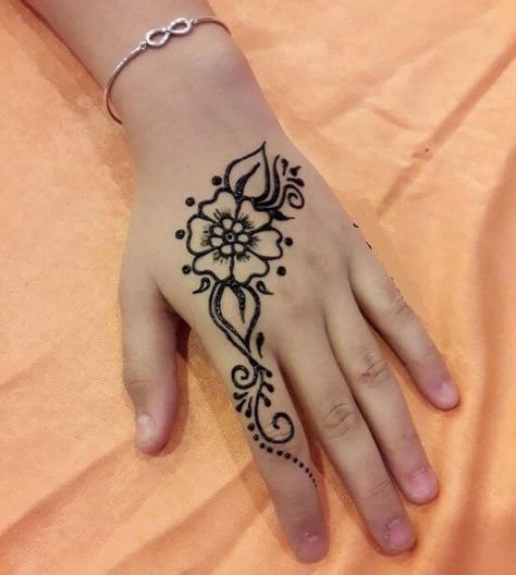 Henna Tattoos Black Henna Tattoo, Simple Henna Patterns, Hanna Tattoo, Small Henna Tattoos, Small Henna Designs, Cute Henna Tattoos, Henna Style Tattoos, Small Henna, Henna Designs For Men