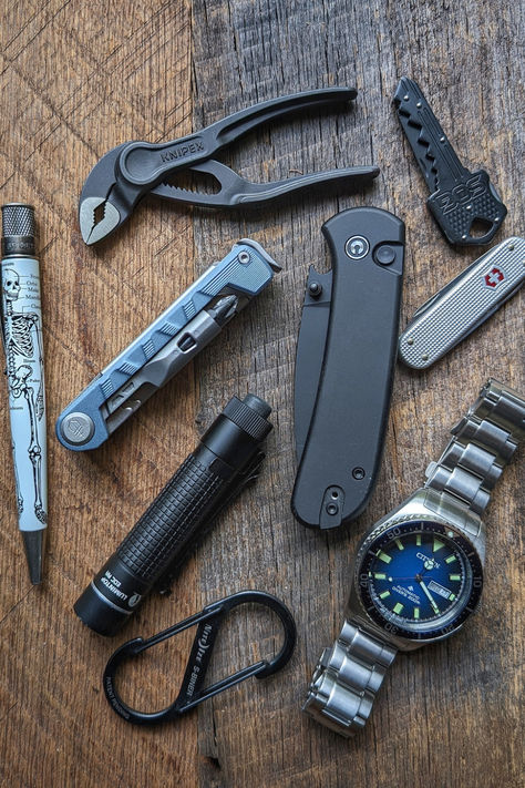 Discover the ultimate must-have list for everyday carry (EDC) essentials! From practical tools to stylish accessories, learn what you need to be prepared and organized every day. Click to explore and upgrade your EDC kit now! #EverydayCarry #EDCEssentials #TechWriterEDC Every Day Carry Men, Everyday Carry Essentials, Urban Survival Kit, Everyday Carry Tools, Everyday Carry Edc, Urban Edc, Edc Carry, Pocket Tools, Edc Essentials