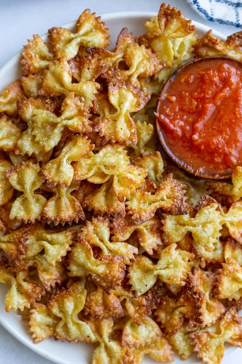 These easy air fryer pasta chips have been popular on tiktok and are so easy to make! Such a fun and delicious recipe! Air Fryer Pasta, Pasta Chips, Healthy Air Fryer, Air Fryer Oven Recipes, Air Fry Recipes, Easy Air Fryer, Air Fryer Dinner Recipes, Läcker Mat, Air Fryer Recipes Easy