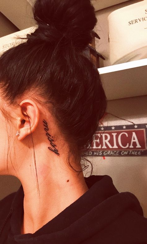 Side Back Neck Tattoo, Small Name Tattoos Behind Ear, Trust No One Tattoo Behind Ear, Name Tattoos Behind Ear Tat, Name On Neck Tattoo For Women, Behind The Ear Name Tattoo Ideas, Name Neck Tattoo For Women, Words Behind Ear Tattoo, Behind The Ear Name Tattoo