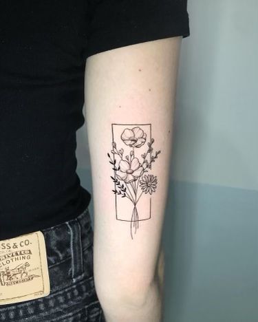 Framed Flowers Tattoo, Floral Tattoo Linework, Frame Flower Tattoo, Framed Tattoo Ideas, Square Tattoos, Geometric Flower Tattoo, Frame Tattoo, Hairline Tattoos, Square Tattoo