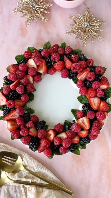 1.1M views · 62K likes | Liz Borgo | Dietitian | Easy Recipes on Instagram: "DAY 1 - Festive Recipes✨ A party-ready fruit platter. Try this beautiful berry wreath to bring colour and celebration to your table. Very quick to assemble, I put this together on Christmas morning for breakfast/brunch and it’s done in less than ten minutes. Or you can make it a few hours in advance, cover and refrigerate. A great way to make the most of our summer berries, but you can adjust the fruits and try sliced stone fruit, cherries, or melons. Christmas Berry Wreath Ingredients - serves 6 500g strawberries 250g raspberries 250g blackberries or blueberries 250g vanilla yoghurt or coconut yoghurt Bunch of fresh mint Dusting of icing sugar Method: 1. Take a large circular plate or platter. Mine i Christmas Morning Brunch, Coconut Yoghurt, Fruit Platter Designs, Festive Recipes, Fruit Wreath, Christmas Platter, Christmas Recipes Appetizers, Dessert Platter, Xmas Dinner