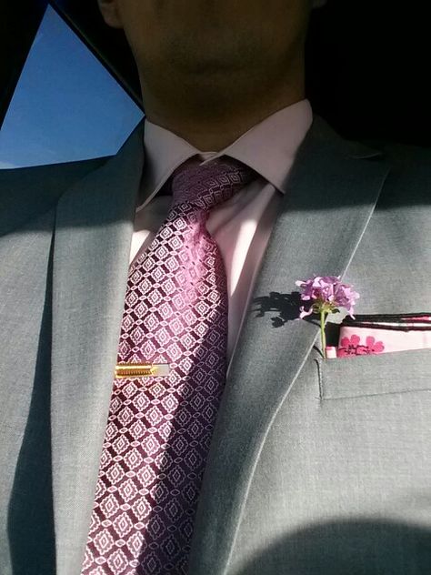 Pink Tie Suit Men, Grey Suit Pink Shirt Men, Pink Tie Outfit Men, Gray Suit Pink Tie, Pink Tie Suit, Grey Suit With Pink Tie, Grey And Pink Suit, Grey Suit Pink Shirt, Grey Suit Pink Tie