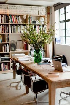 A dining room-office combo giving one room two functions. Modern House Dining Room, Multipurpose Dining Room, Dining Room Office Combo, Dining Room Library, Organised Chaos, Best Dining Room, Home Office Dining Room, Dining Ideas, Dining Office