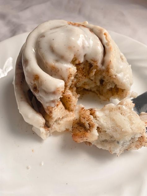 Vegan Recipes With Yogurt, Yogurt Dough Cinnamon Rolls, Greek Yogurt Dough Cinnamon Rolls, Greek Yogurt Doughnut Recipe, Cinnamon Rolls With Greek Yogurt, Greek Yogurt And Self Rising Flour Cinnamon Rolls, Cinnamon Rolls Greek Yogurt, Greek Yourgut Recipe Dessert, Yoghurt Cinnamon Rolls