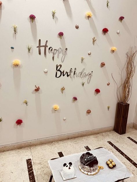 Simple Photo Booth Backdrop, Simple 22 Birthday Decorations, Simple Bday Decorations At Home, Earthy Birthday Party Decor, Simple Birthday Backdrop Ideas, 25th Birthday Ideas For Her Decoration, Birthday Decorations For Mom, Celebration Decoration Ideas, Simple Birthday Backdrop