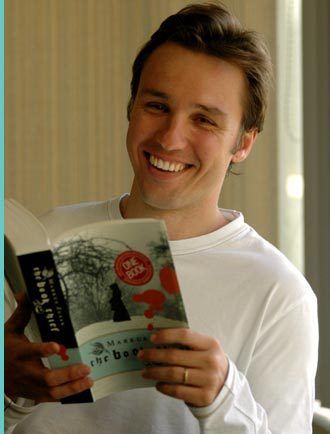 Author Markus Zusak (The Book Thief). <-------YEAH KEEP SMILING MARKUS YOU KNOW WHAT YOU DID (cries in corner overwhelmed with emotion) Liesel Meminger, I Am The Messenger, Geoffrey Rush, Celebrities Reading, Book Burning, Emily Watson, Book Thief, Picnic At Hanging Rock, Hanging Rock