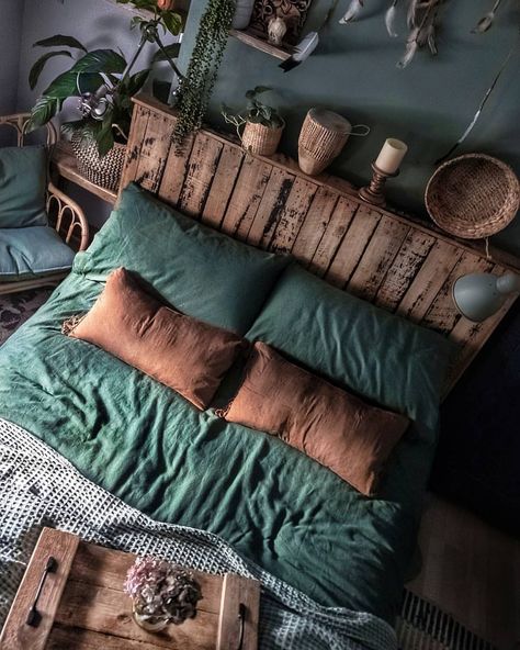 This needs to be my bedroom. It's definitely the colour direction I want-- copper with mossy green. I'd have bits of grape purple too. The rustic wood and plants are always welcome. Bohemian Bedrooms, Small Foyer, Moody Bedroom, Diy Casa, Bohemian Bedroom, Bedroom Green, घर की सजावट, Ideas Living, Design Case