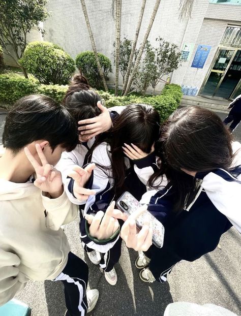 Chinese School Uniform, Chinese High School, Chinese Douyin, Chinese School, Foto Best Friend, Korean Friends, Student Picture, Korean Student, Student Photo