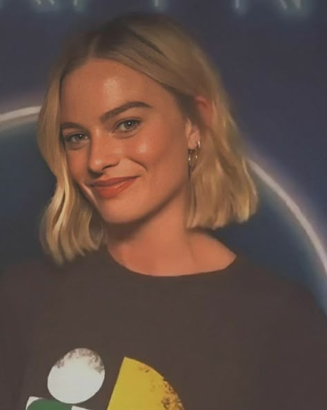 Italian Bob Haircut Blonde, Margot Robbie Bob, Bob Hairstyles 2024 Trends, 90s Blonde Bob, 90s Italian Bob, Italian Bob 2024, Above Shoulder Bob, Hilary Duff Short Hair, Short Haircut Blonde