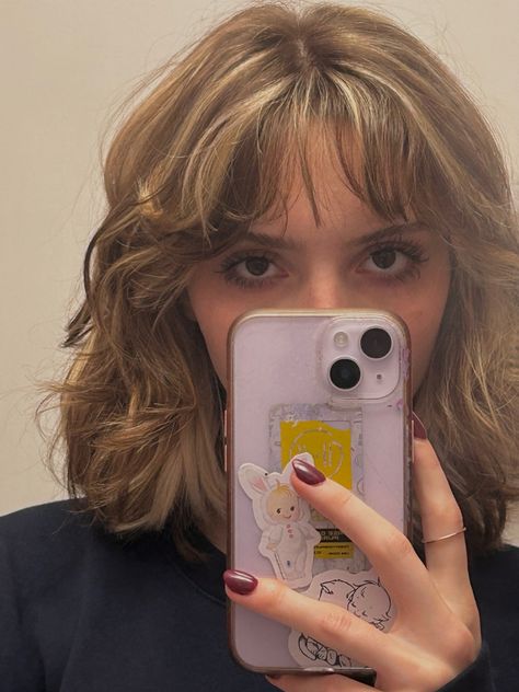 90s Hilights Hair, Dyed Hair Highlights Blondes, Short Highlighted Hair With Bangs, Dark Honey Blonde Hair Short, Underhair Highlights, Highlights Inspo For Brown Hair, Blond Choppy Bob, Short Hair With Bangs Blonde Highlights, Curly Hair Bangs Highlights