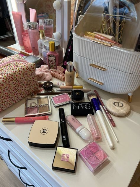 Makeup Vanity Bathroom, Revlon Brush, Vanity Bathroom Mirror, Makeup Vanity Decor, Mirror Me, Expensive Makeup, Best Workout Plan, Handbag Essentials, Vanity Bathroom