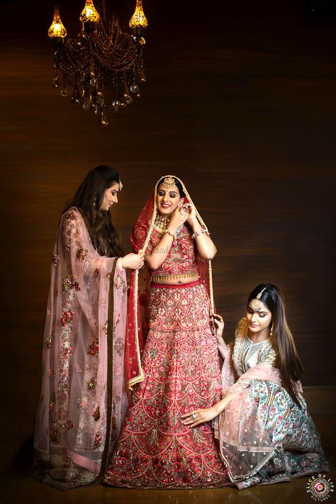 Bride Pose With Friends, Marriage Poses With Friends, Bride Sisters Photoshoot, Bride Poses With Sisters, Bride Poses With Friends, Bride Photoshoot With Bridesmaid, Bride With Friends Poses, 3 Sisters Poses For Wedding, Bride With Bridesmaids Pictures Indian