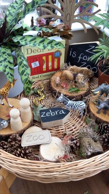 Eyfs Zoo Activities, Story Trays Eyfs, Animal Role Play Area Eyfs, Zoo Play Ideas, Dear Zoo Tuff Tray Ideas, Book Area Eyfs, Dear Zoo Activities Eyfs, Jungle Eyfs, Reggio Literacy