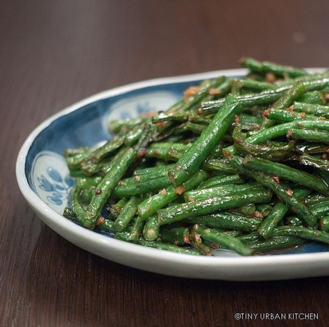 Crispy Stir fried long beans with garlic!                              … Chinese Long Beans, Wok Recipes, Long Beans, Dorm Food, String Beans, Fried Green Beans, Chinese Vegetables, Long Bean, Chinese Green