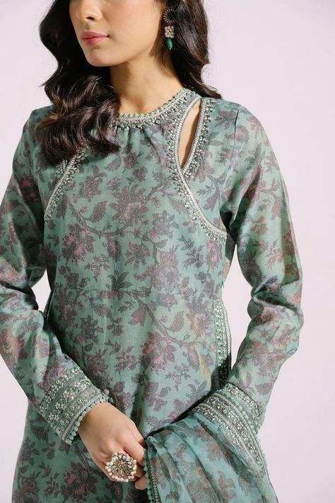 Latest Neck Designs For Suits, Lawn Dress Design Ideas, Lawn Dress Design, Simple Suit, Suit Neck, Simple Dress Casual, Eid Dress, Desi Dress, Ladies Suits